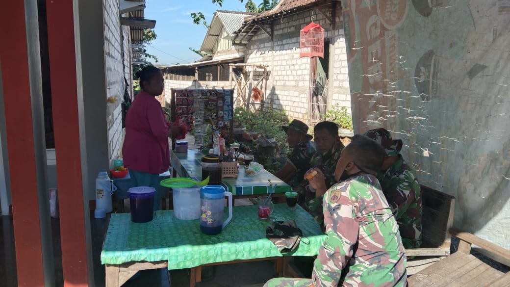 Sejak Ada TMMD Warung Kopi Mbah Karti Laris Manis Ketiban Rejeki Sejak Ada TMMD Warung Kopi Mbah Karti Laris Manis Ketiban Rejeki