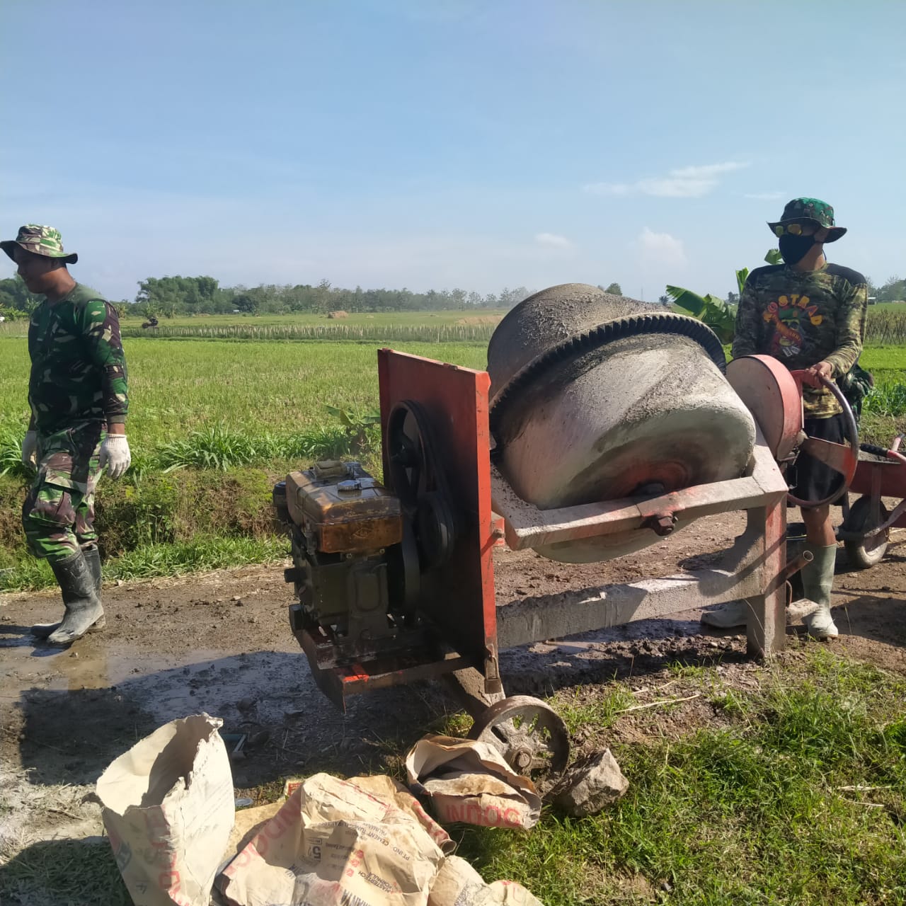 Putaran Tungku Mesin Molen Serda Warso Memacu Semangat Warga Desa Tamansari dan Tim Satgas TMMD Kodim 0718/Pati