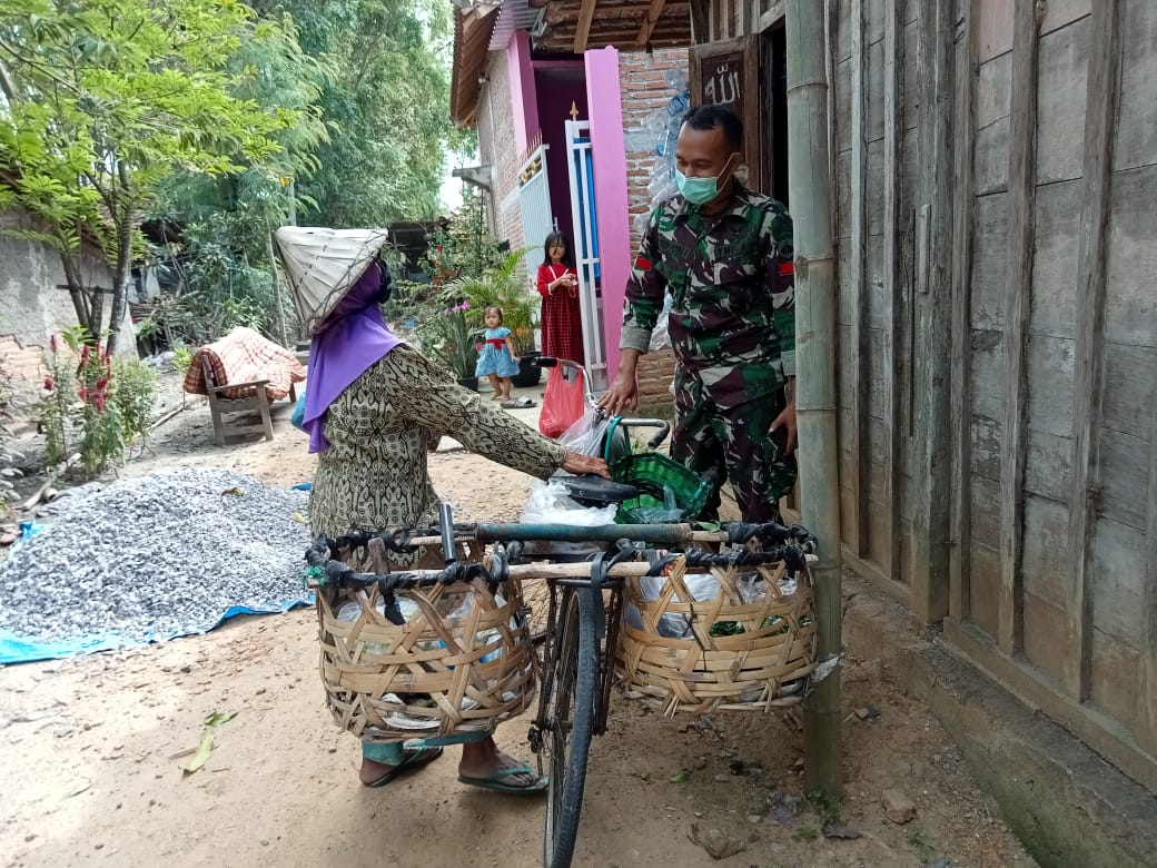 Praka Fajar Riyanto Terlihat Akrab Dengan Penjual Sayur Keliling