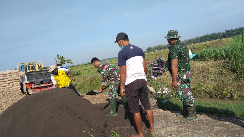 Tumpukan material satgas siap lanjutkan pengecoran jalan