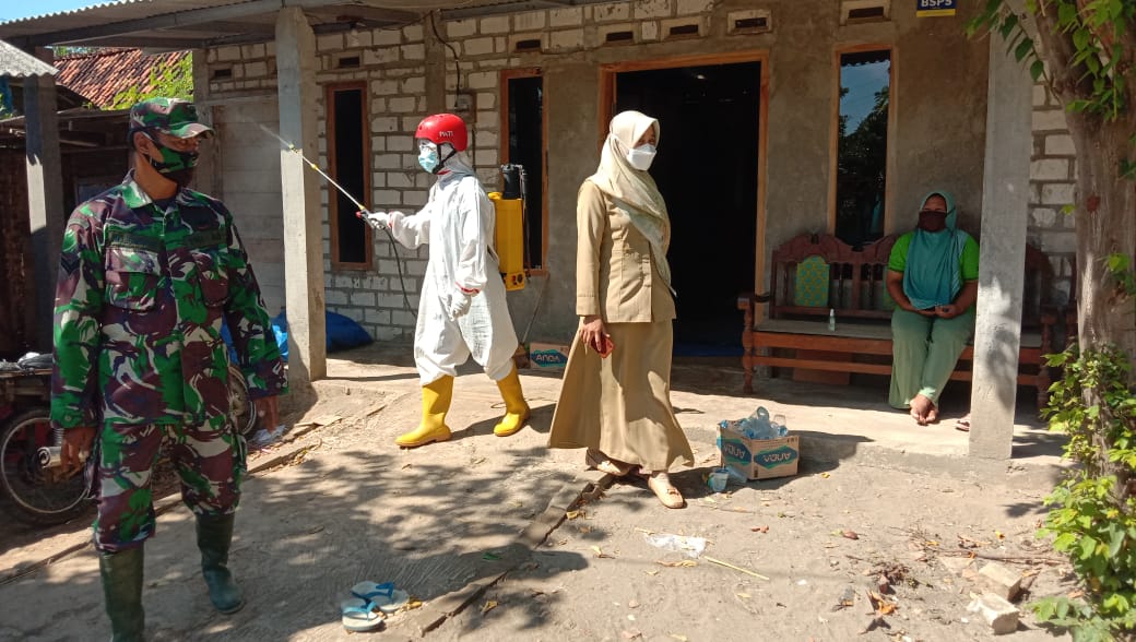 Babinsa Pendampingan PMI Melaksanakan Penyemprotan Disinfektan di Lokasi TMMD Desa Tamansari Babinsa Pendampingan PMI Melaksanakan Penyemprotan Disinfektan di Lokasi TMMD Desa Tamansari