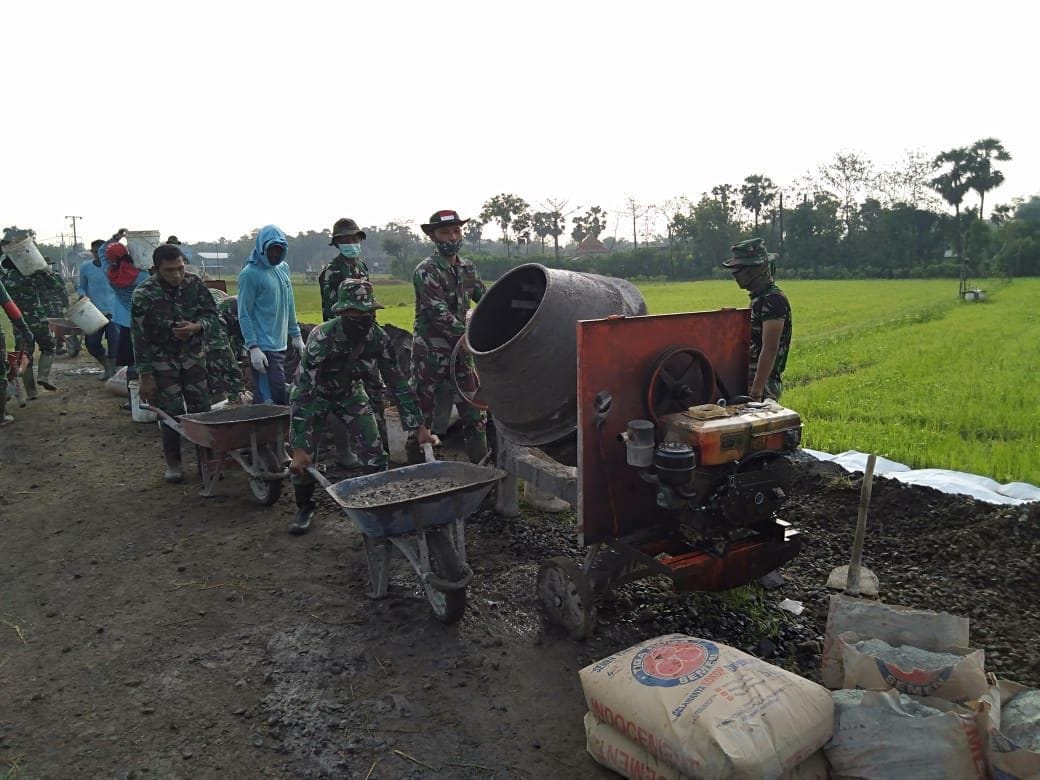Betonisasi Jalan Terus Dikebut TNI Bersama Warga Saling Bahu Membahu