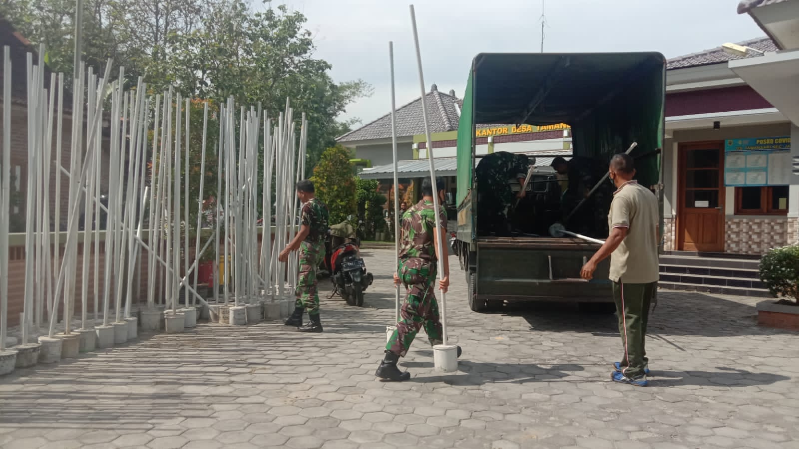 Pembongkaran Umbul-Umbul Penyemarak Penutupan TMMD Reguler ke-111 Kodim 0718/Pati Pembongkaran Umbul-Umbul Penyemarak Penutupan TMMD Reguler ke-111 Kodim 0718/Pati