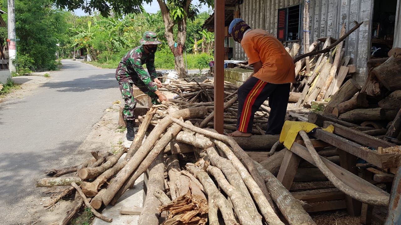 Satgas TMMD Membantu Pak Tarwi Yang Mempunyai Usaha Penggergajian Kayu