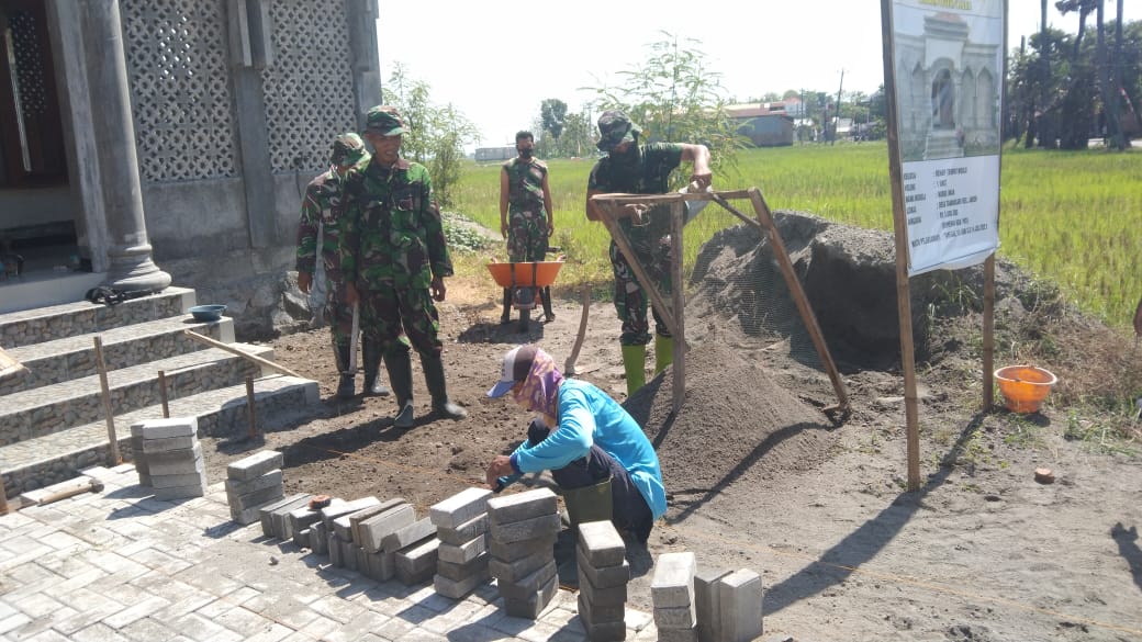 Satgas TMMD Dan Warga Kebut Pemasangan Paving Blok Musholla Nurul Iman