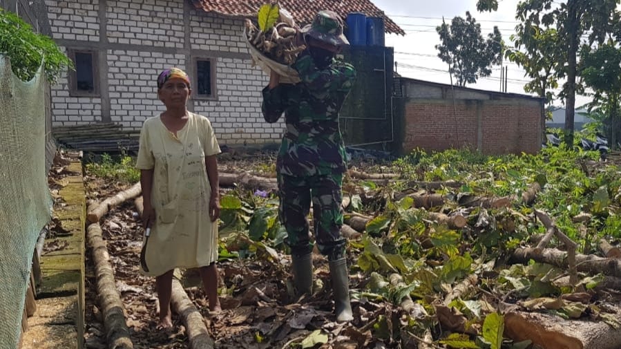 Ibu Ngatemi Warga Tamansari, Gunakan Kayu Bakar Untuk Memasak