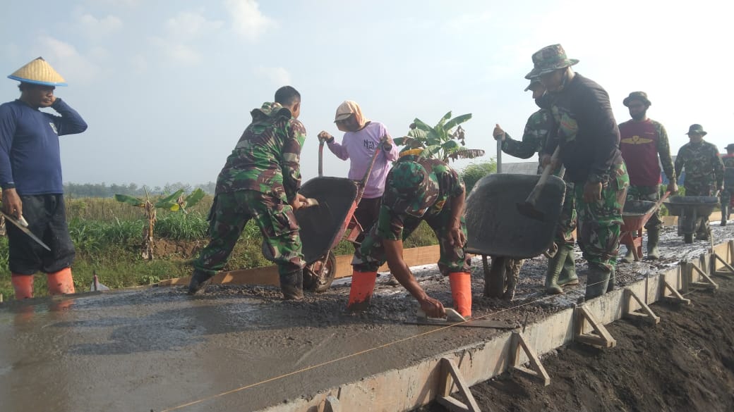 Cuaca yang Cerah Harapan Para Satgas TMMD Di Lokasi Pengecoran Jalan