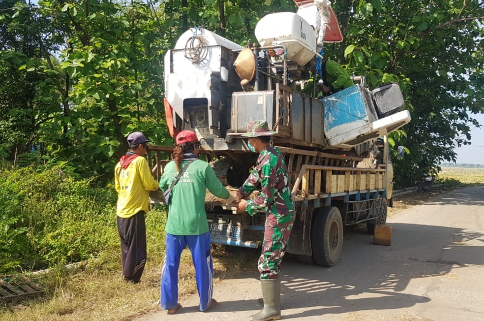 Mesin Combine Masih Beroperasi Di Desa Tamansari