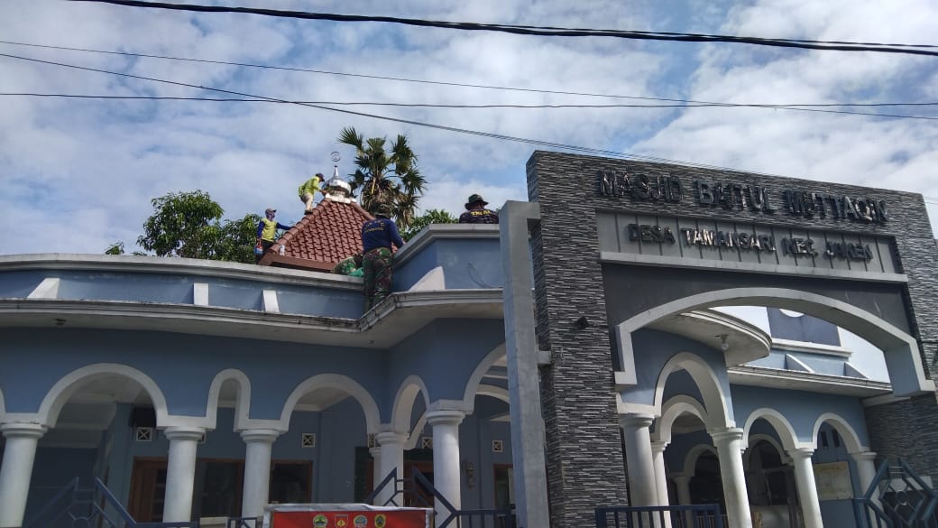 Satgas TMMD dan Warga Perbaiki Atap Masjid Baitul Mustaqim Satgas TMMD dan Warga Perbaiki Atap Masjid Baitul Mustaqim
