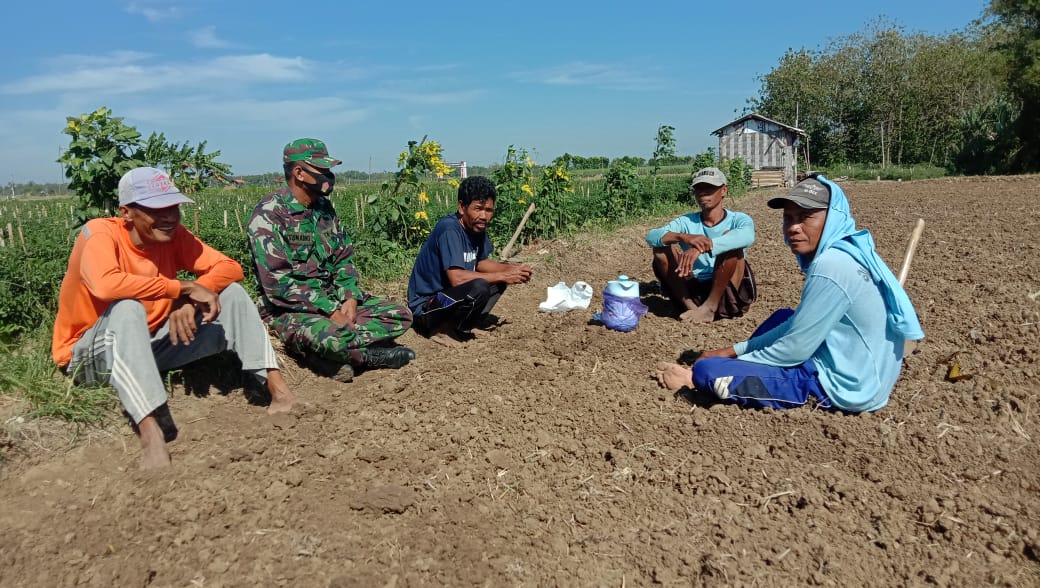 Kedekatan TNI Dengan Warga Masyarakat Desa Tamansari Sangat Terlihat