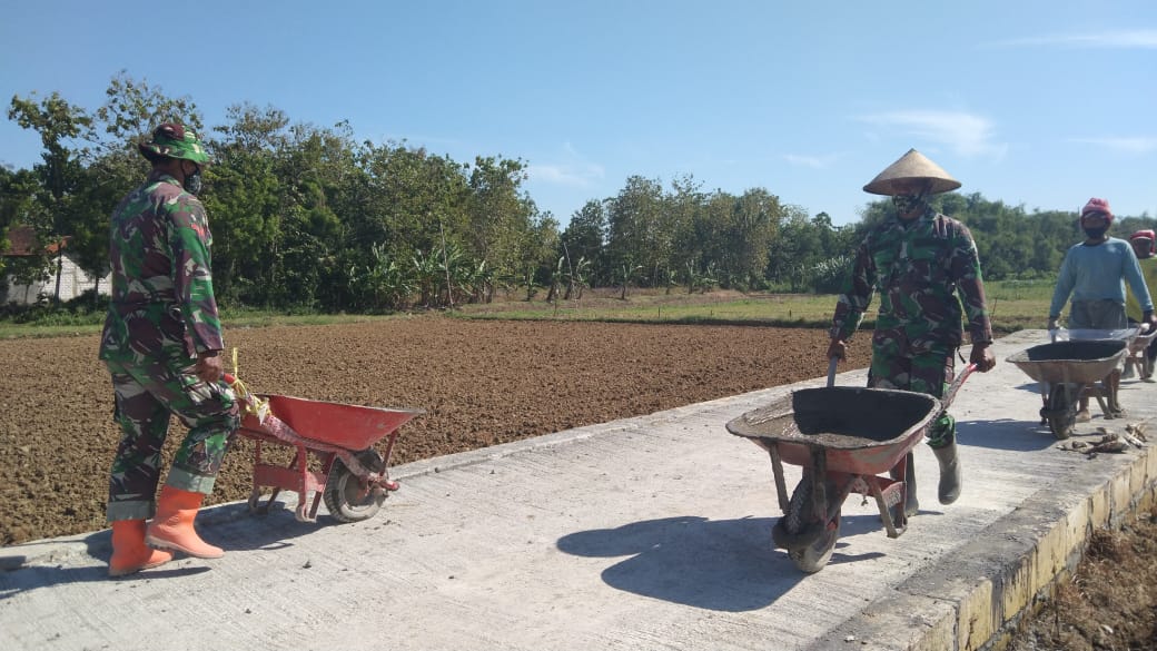 Di Butuhkan Fisik Yang Prima Otot yang Kuat  Untuk Sampai Ke Lokasi Betonisasi Di Butuhkan Fisik Yang Prima Otot yang Kuat  Untuk Sampai Ke Lokasi Betonisasi