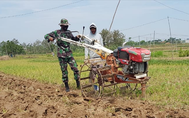 Serda Sukarji Mencoba Operasikan Mesin Traktor Tangan