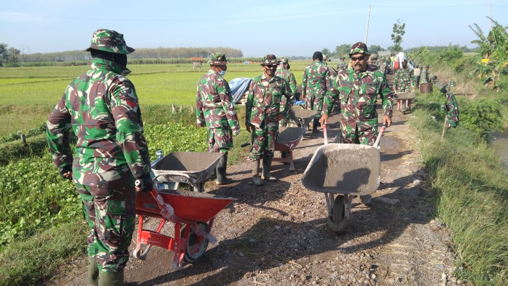 Tiada Hari Bagi Satgas TMMD Kebut Pengecoran Jalan