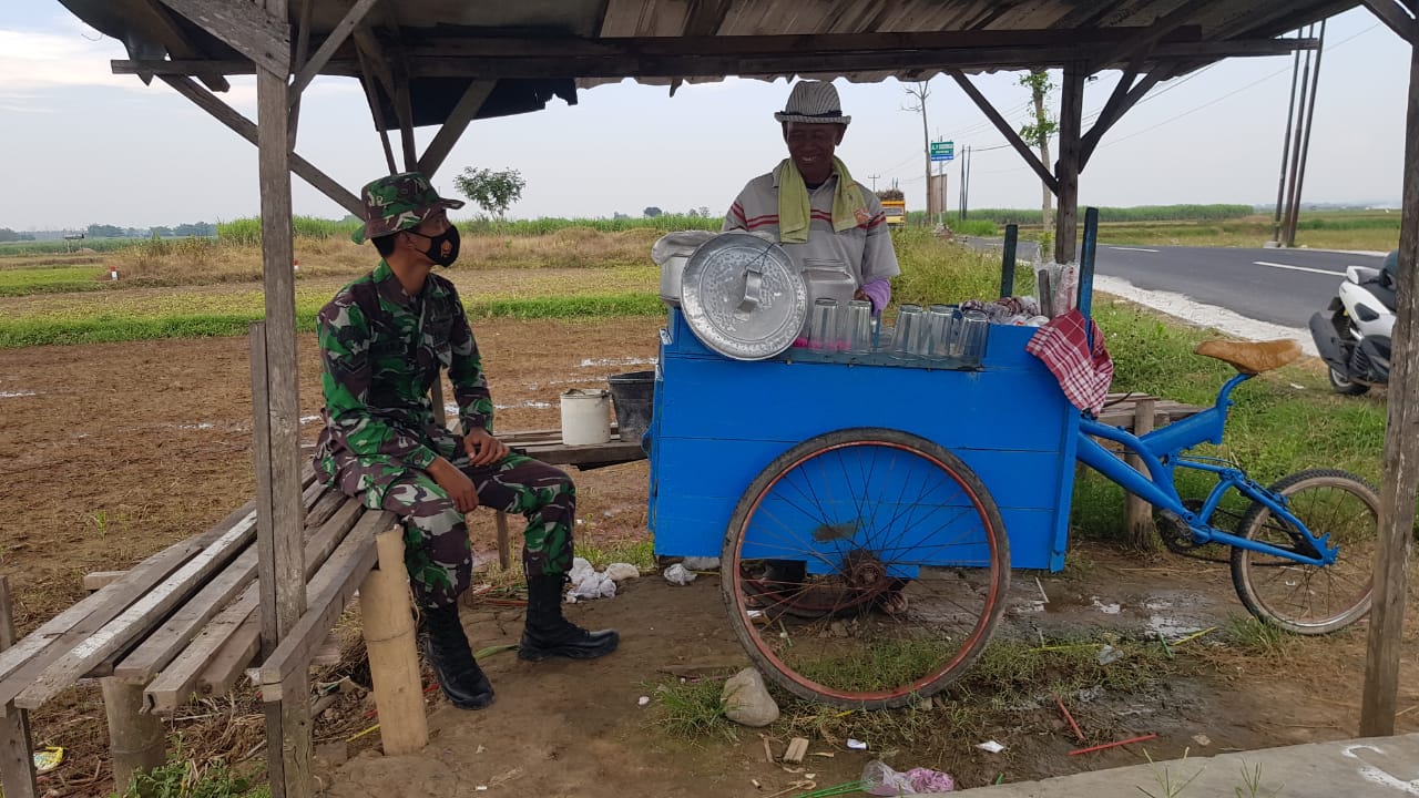 Dibangunnya Jalan Betonisasi Pedagang Es Gempol Dapat Menjangkau Pembeli Saat Bekerja Disawah Dibangunnya Jalan Betonisasi Pedagang Es Gempol Dapat Menjangkau Pembeli Saat Bekerja Disawah