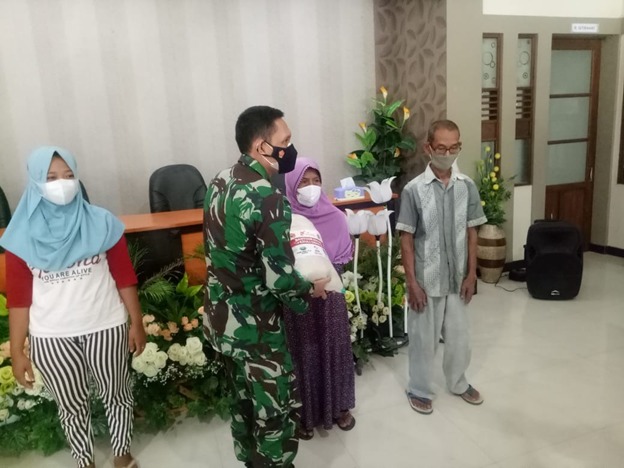 Pemberian Sembako Kepada Warga Desa Tamansari Oleh Damdim 0718/Pati Pemberian Sembako Kepada Warga Desa Tamansari Oleh Damdim 0718/Pati