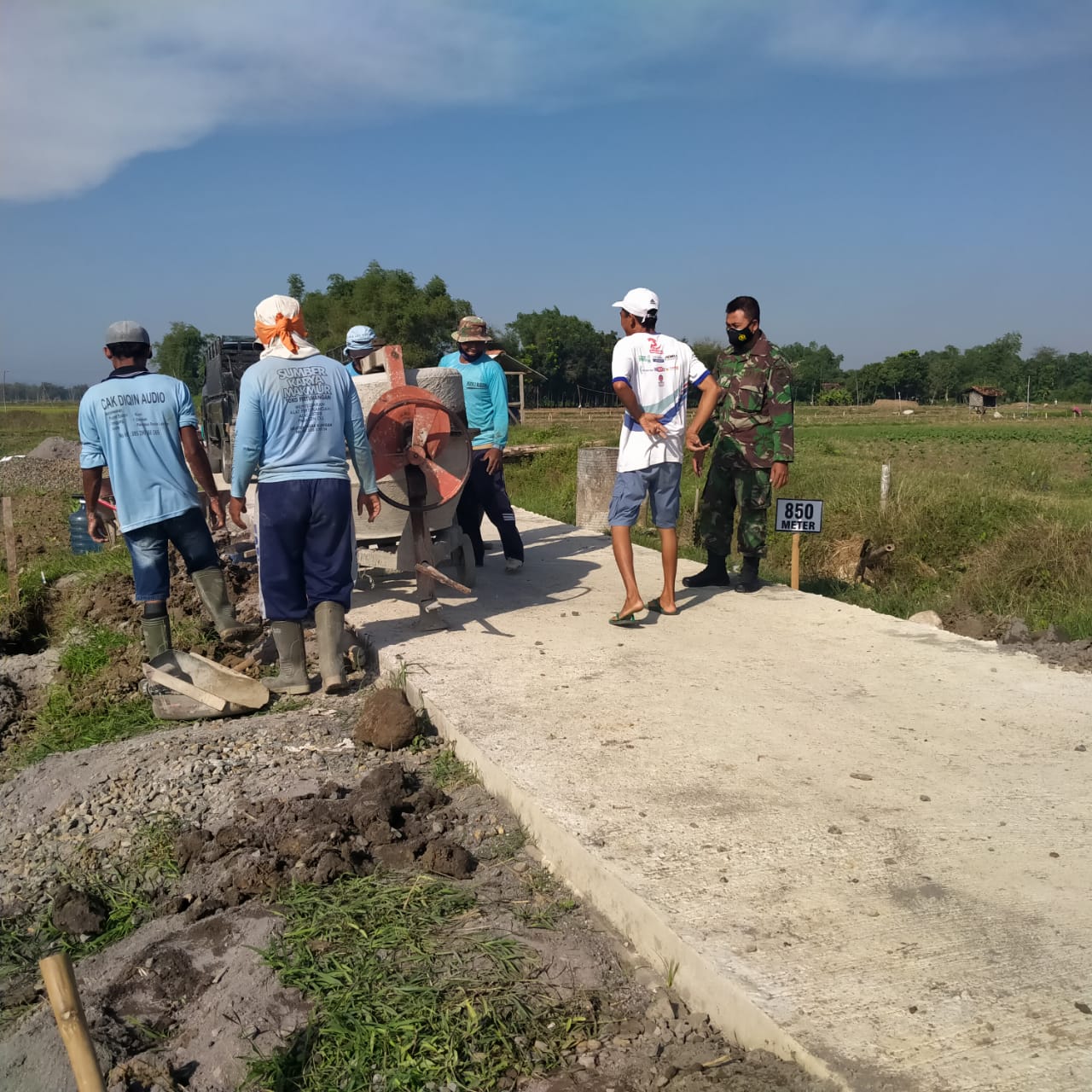 Pekerjaan Usai, Evakuasi Alat Peralatan Betonisasi Jalan Desa Tamansari Program TMMD DiLakukan