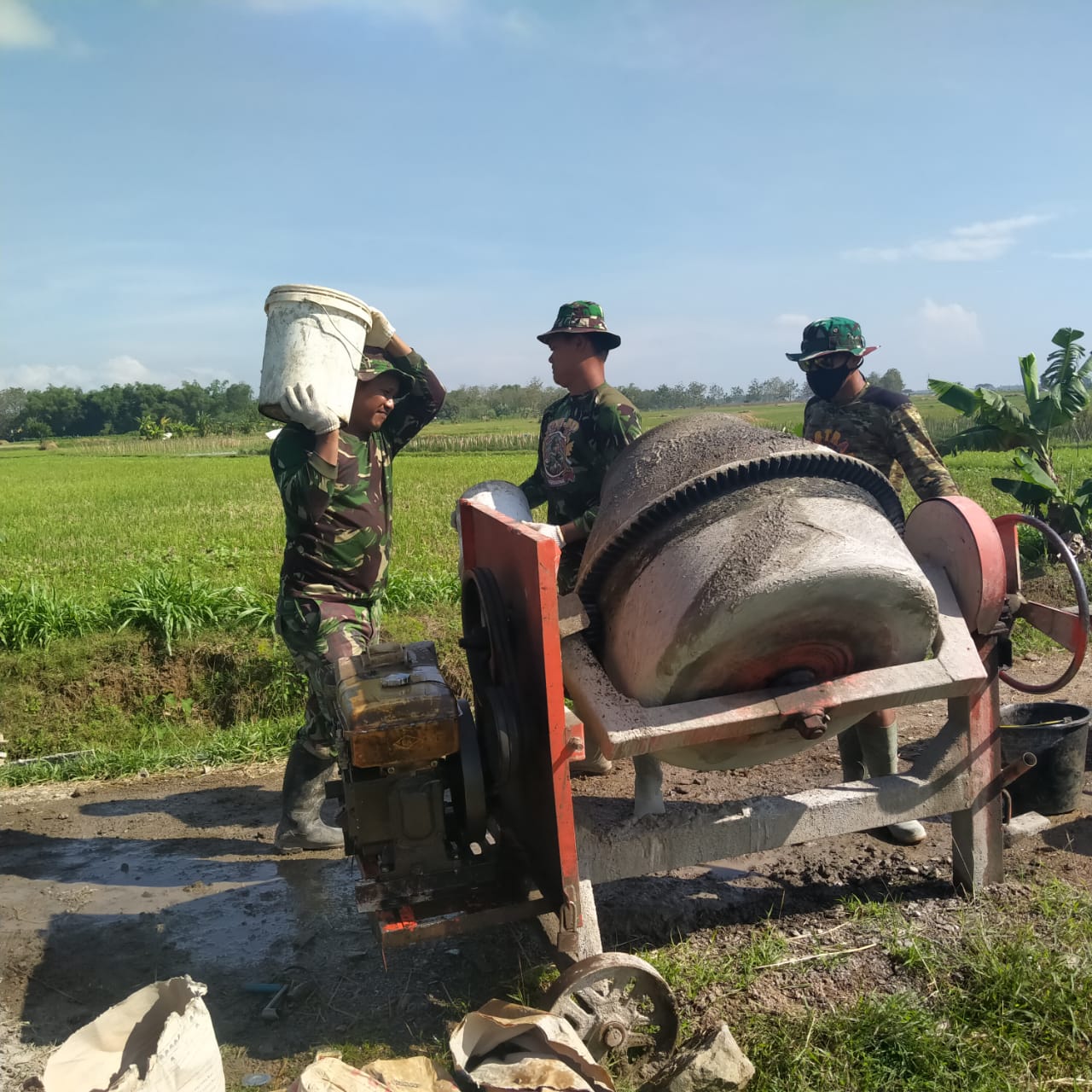 Prajurit TNI Relakan Pundaknya Untuk Panggul Ember Pasir Dalam TMMD ke 111 Kodim 0718/Pati Prajurit TNI Relakan Pundaknya Untuk Panggul Ember Pasir Dalam TMMD ke 111 Kodim 0718/Pati