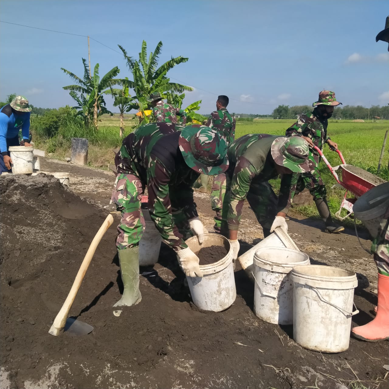 Satgas TNI Manunggal Membangun Desa (TMMD) Ngebut Maksimalkan Hasil kerja