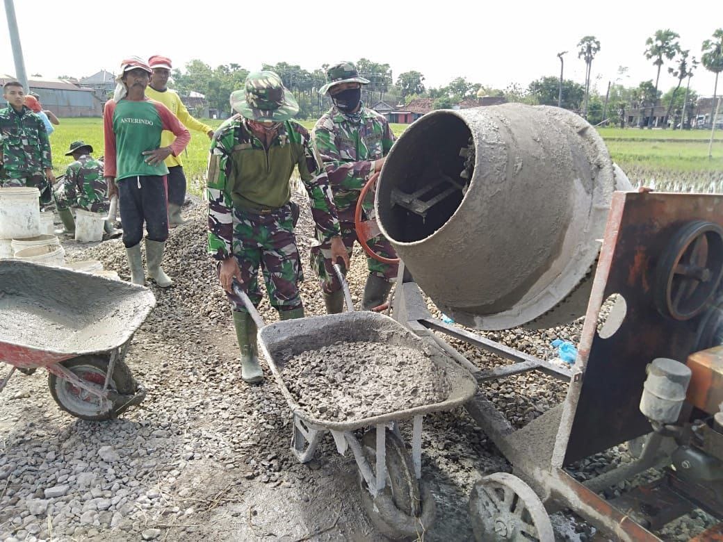 Rela Antri Adukan Cor Demi Betonisasi Tamansari