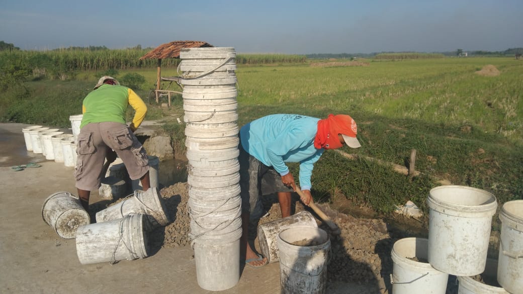 Warga  Tamansari Bersihkan Sisa sisa Material Betonisasi