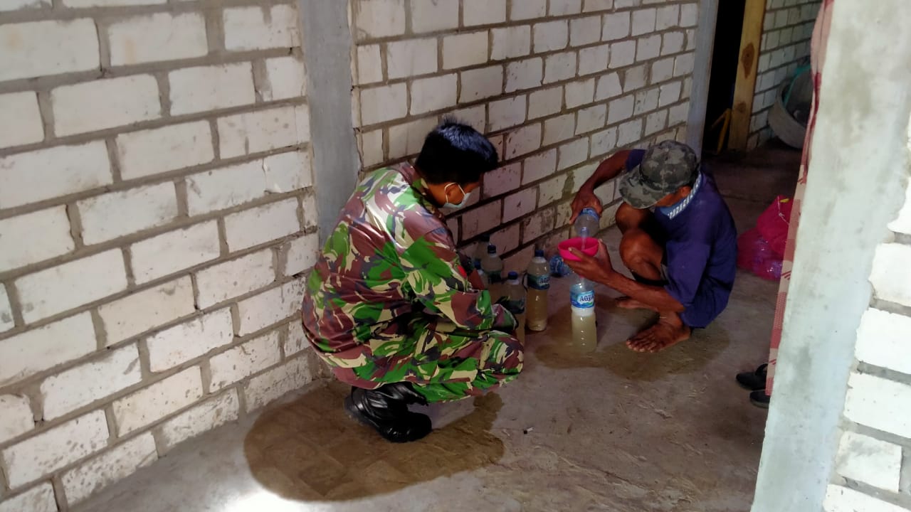 Sambil Berpamitan Kepada Warga Satgas TMMD Membeli Oleh-oleh Legen Khas Daerah Jaken Sambil Berpamitan Kepada Warga Satgas TMMD Membeli Oleh-oleh Legen Khas Daerah Jaken