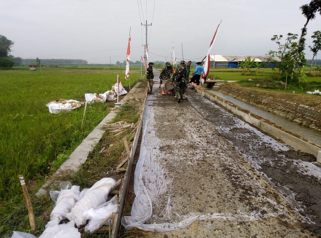 Tetap Semangat Satgas TMMD Kebut Pengecoran Jalan