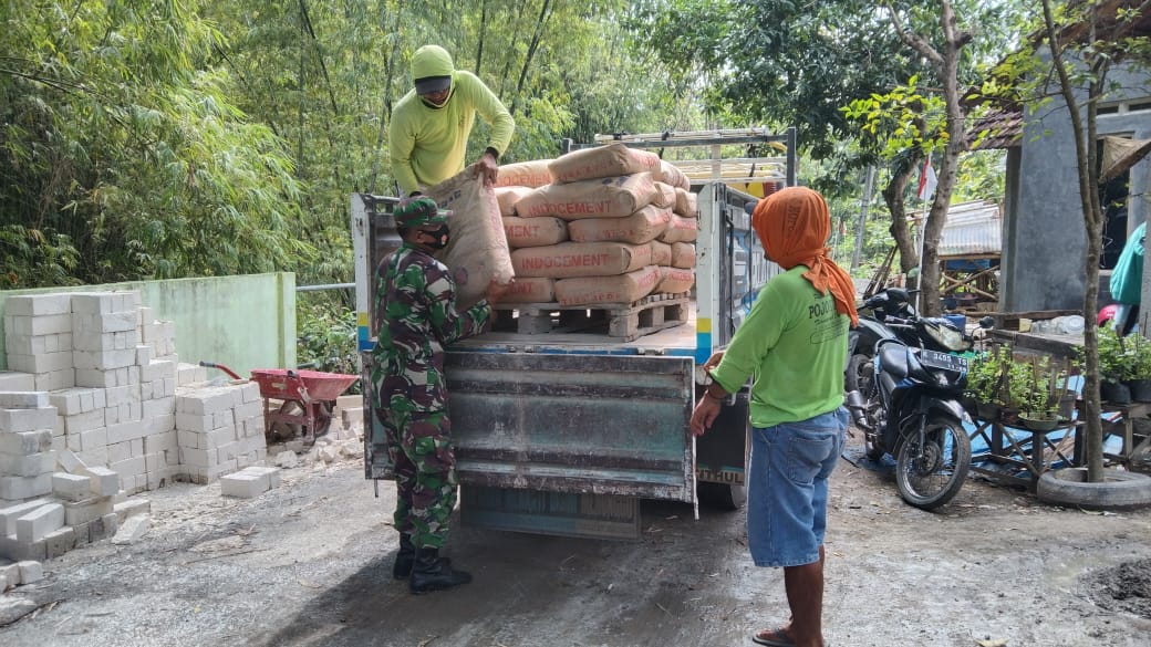 Material Semen Datang TNI Dan Warga Langsung Bergerak