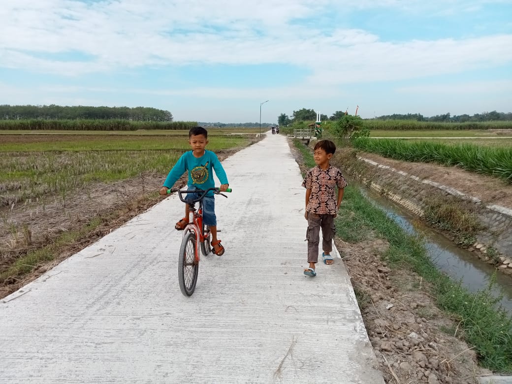 Ilham Dan Aziz Dua Bocah Yang Turut Merasakan Mulusnya Jalan Beton Ditengah Area Persawahan Ilham Dan Aziz Dua Bocah Yang Turut Merasakan Mulusnya Jalan Beton Ditengah Area Persawahan