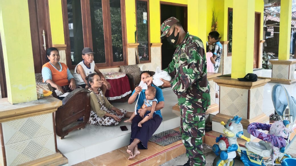Kepedulian TNI Membagikan Masker dan Edukasi Ke Warga Desa Tamansari Kepedulian TNI Membagikan Masker dan Edukasi Ke Warga Desa Tamansari