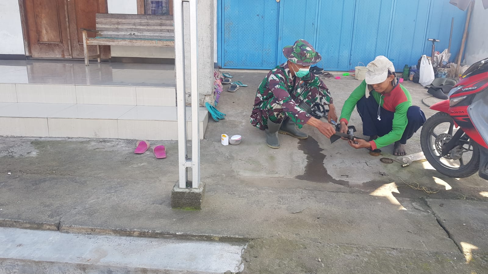Sempatkan Waktu Satgas TMMD Bantu Perbaiki Mesin Rumput  Pemuda Karang Taruna Sempatkan Waktu Satgas TMMD Bantu Perbaiki Mesin Rumput  Pemuda Karang Taruna