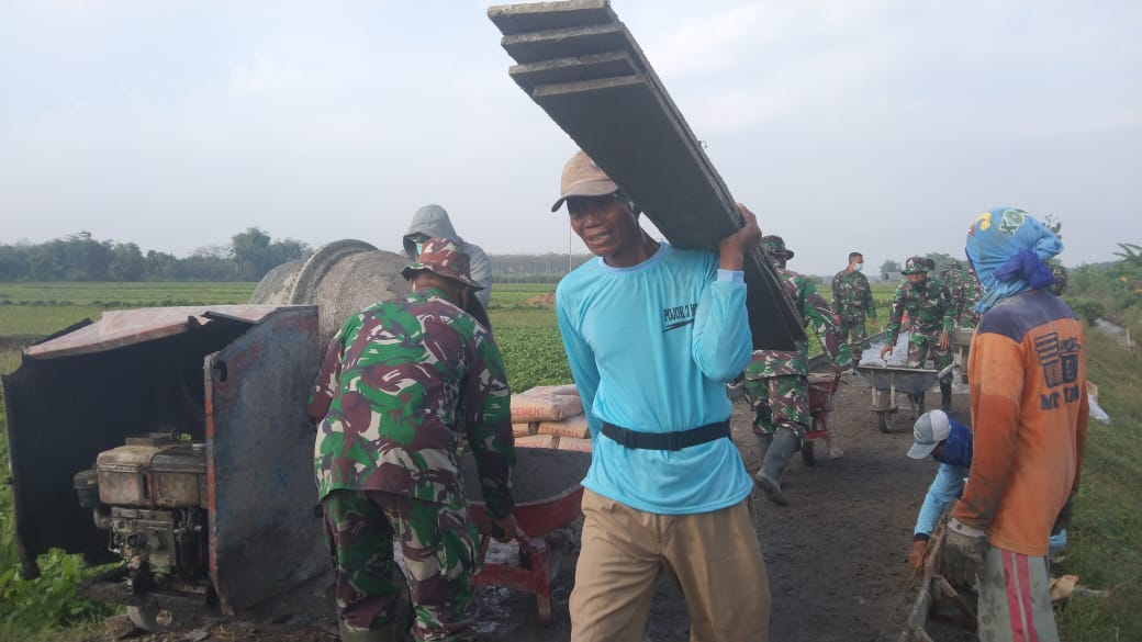 Satgas TMMD Kagum Dengan Sosok Mbah Parman Tenaga Masih Prima