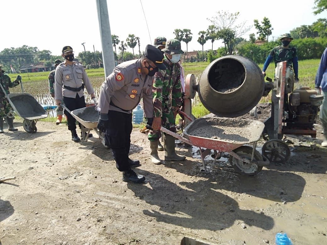 Sinergitas TNI Polri Membangun Betonisasi Tamansari Sinergitas TNI Polri Membangun Betonisasi Tamansari