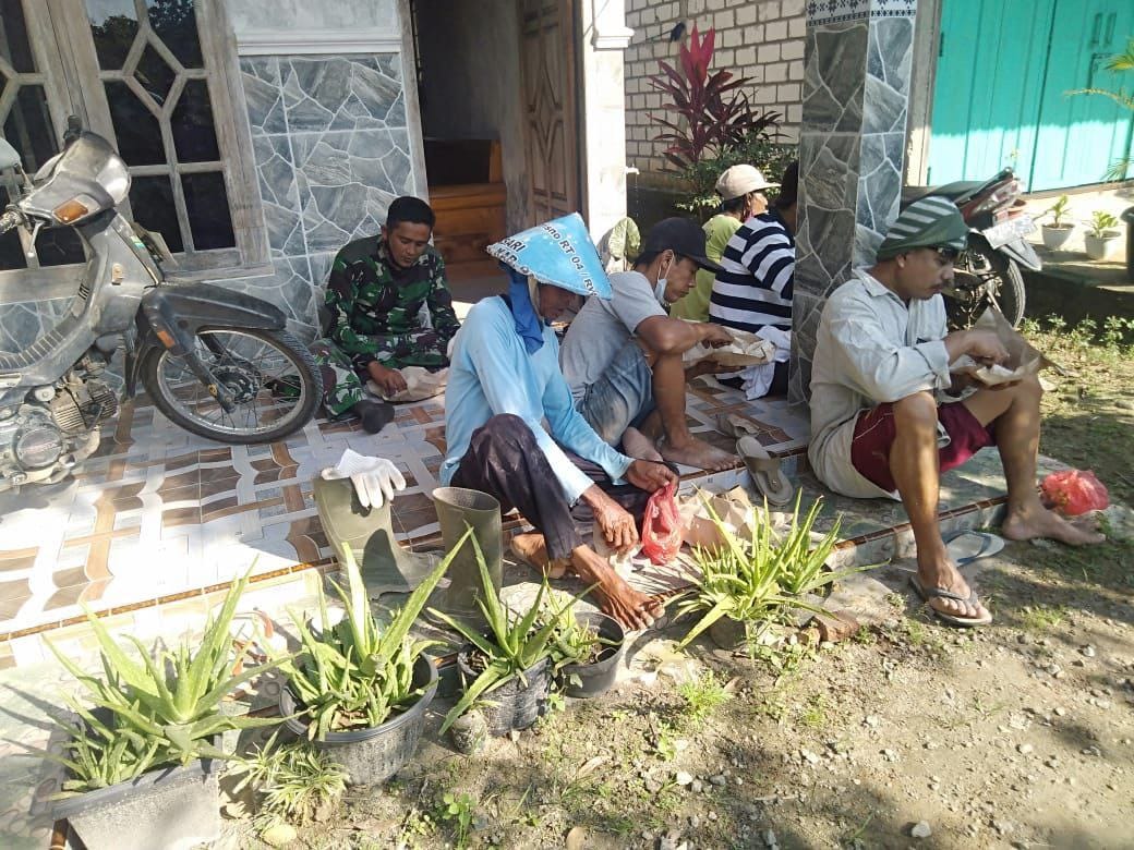 Istirahat Makan Siang Bersama Warga Di TMMD