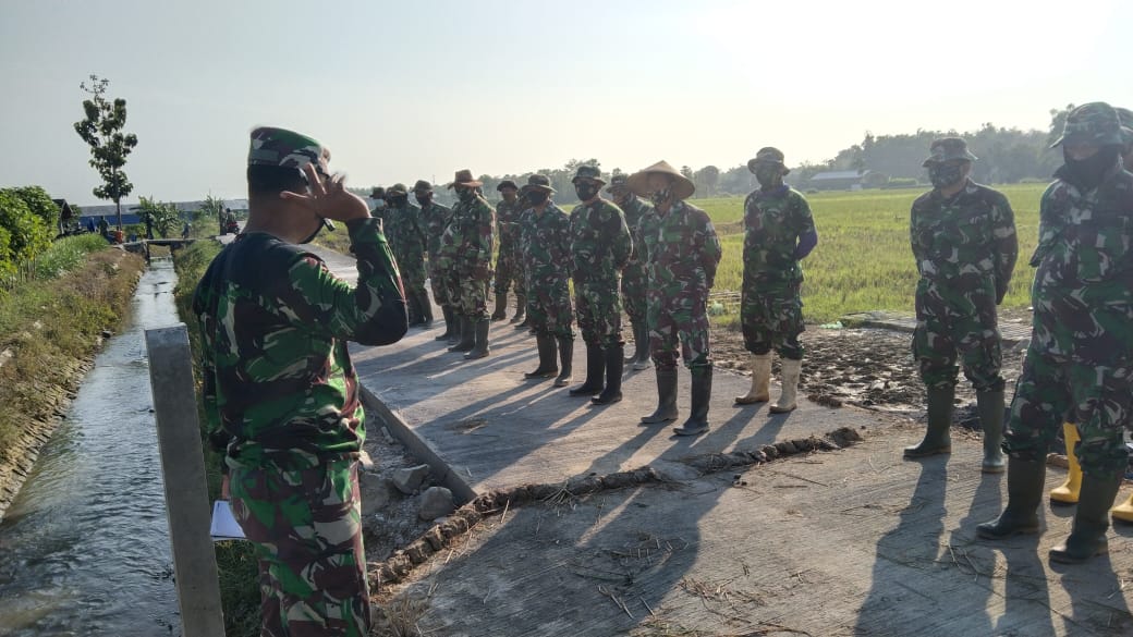 Komandan SSK Membagi Tugas Satgas TMMD Dan Warga