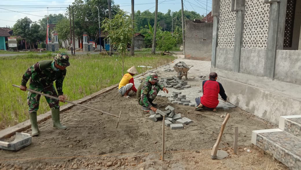 Pemasangan Paving Blok Halaman Musholla “Nurul Iman” 75 persen