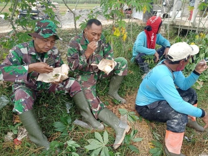 Satgas TMMD Bersama Warga Istirahat Makan Siang