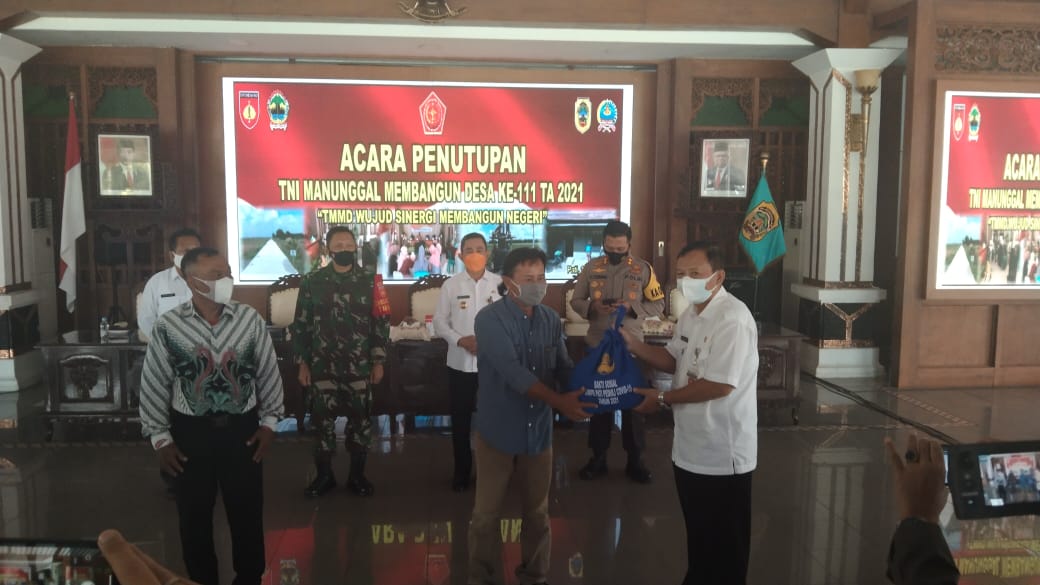 Pemberian Bantuan Paket Sembako Warnai Acara Penutupan TMMD Reguler 111 Kodim 0718/Pati