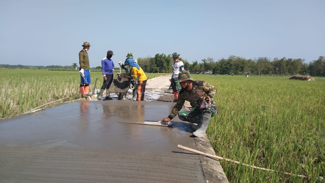 Masih Berlanjut TMMD  Ke – 111 Satgas Dan Warga Lanjutkan pengecoran Jalan Masih Berlanjut TMMD  Ke – 111 Satgas Dan Warga Lanjutkan pengecoran Jalan