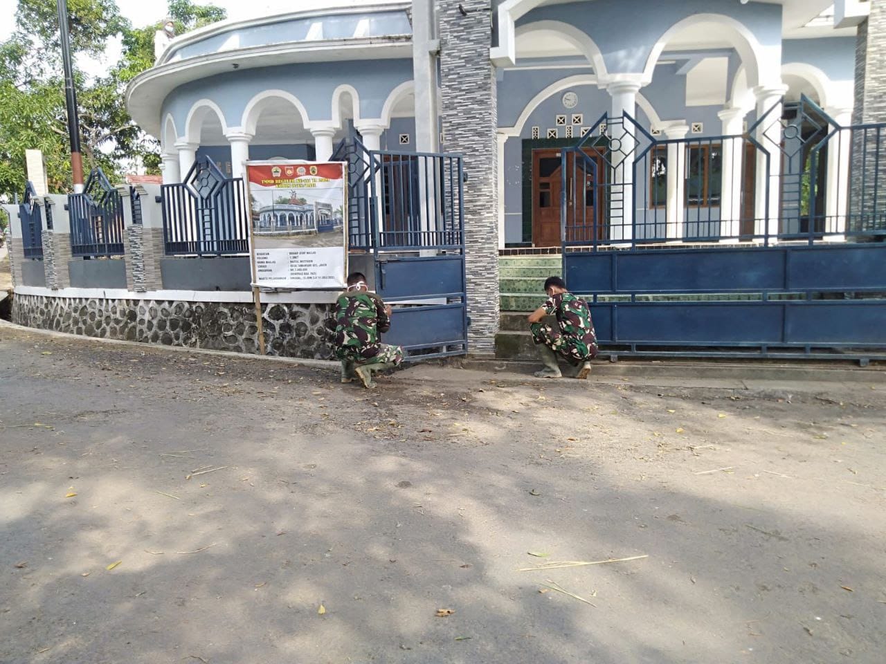 Tahap Finishng Satgas TMMD Selesaikan Pasang Pintu Pagar Masjid Tahap Finishng Satgas TMMD Selesaikan Pasang Pintu Pagar Masjid