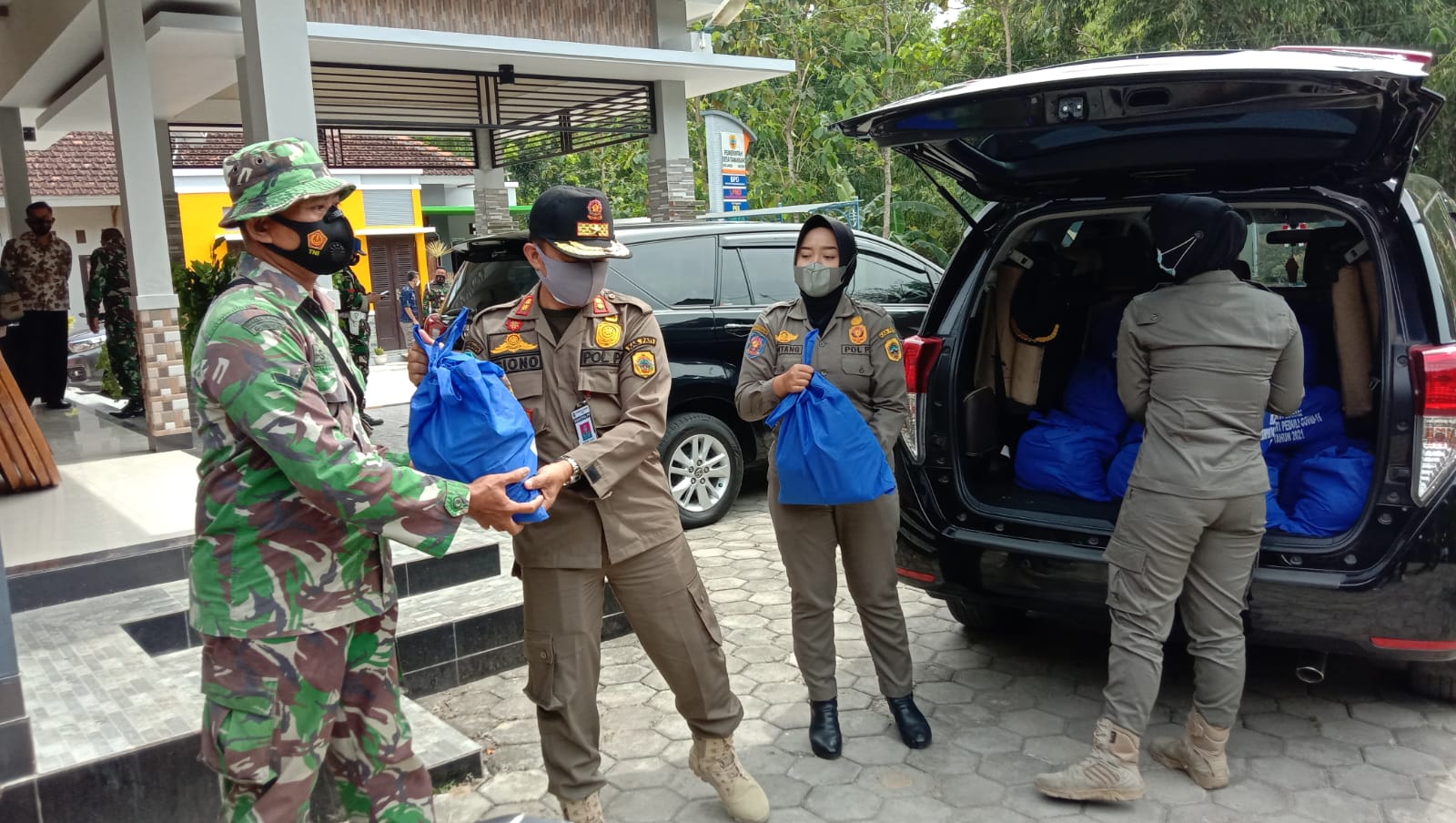 Anggota Kodim 0718/Pati Bersama Satpol PP Kabupaten Pati Menurunkan Paket Sembako Di Balai Desa Tamansari