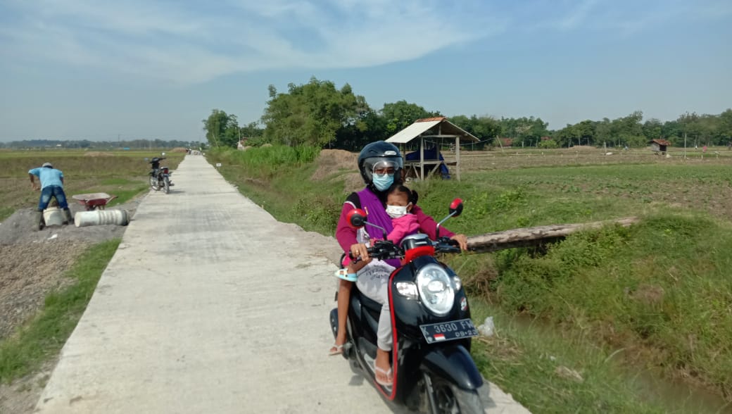 Warga Nikmati Jalan Hasil Karya TMMD Kodim 0718/Pati Warga Nikmati Jalan Hasil Karya TMMD Kodim 0718/Pati