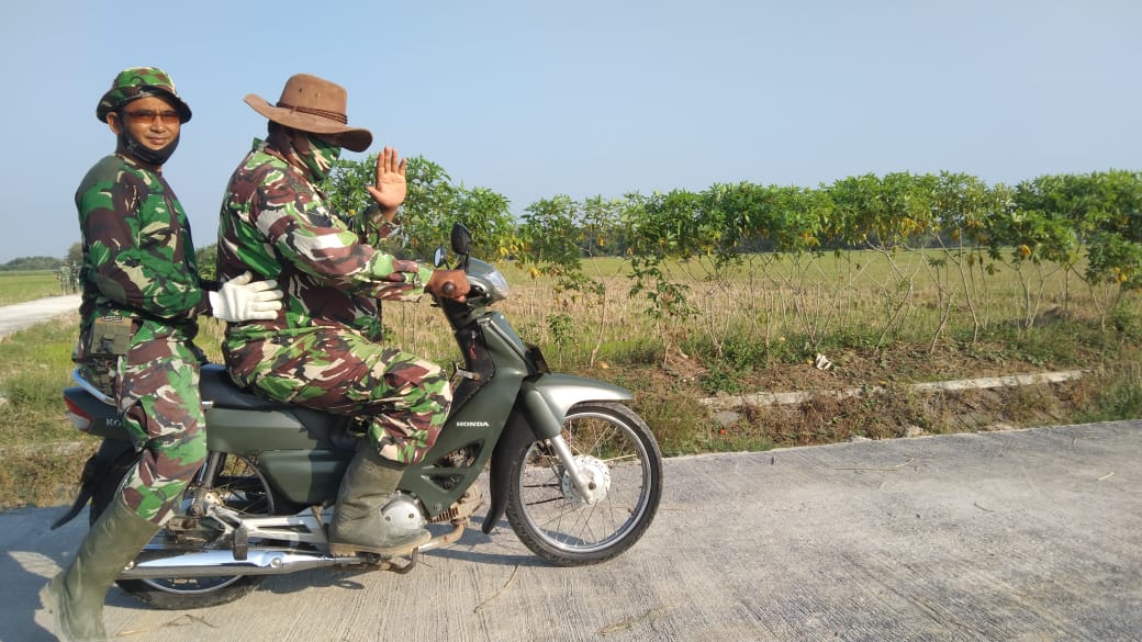 Senyum Sapa Hangat Satgas TMMD Ke Warga Desa Tamansari Senyum Sapa Hangat Satgas TMMD Ke Warga Desa Tamansari