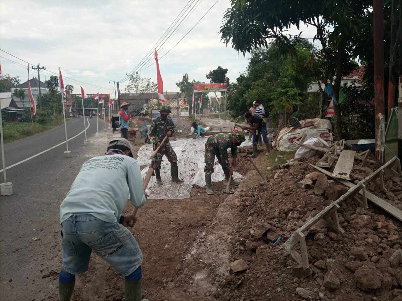 Warga Desa Tamansari dan TNI Bersemangat Untuk Menyelesaikan Sasaran Fisik Utama Rabat Beton Jalan Warga Desa Tamansari dan TNI Bersemangat Untuk Menyelesaikan Sasaran Fisik Utama Rabat Beton Jalan