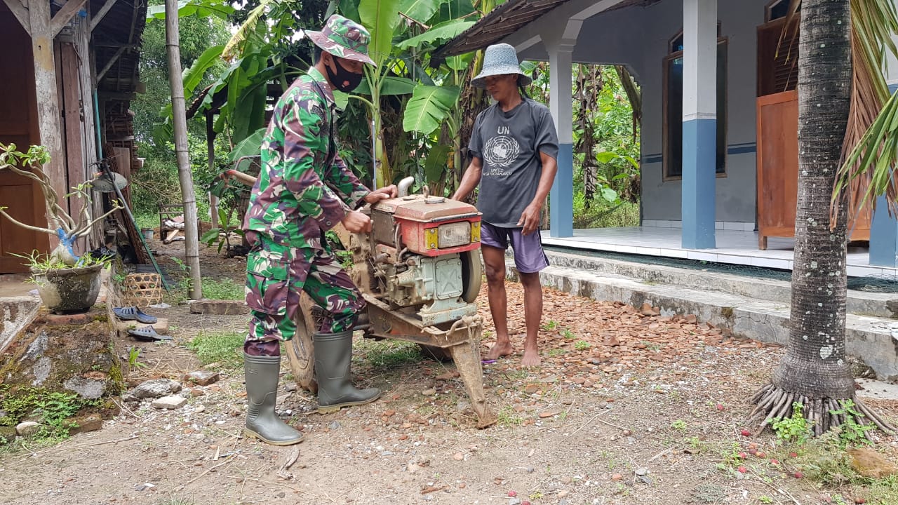 Anggota Satgas TMMD Belajar Membetulkan Alat Bajak Sawah Milik Warga