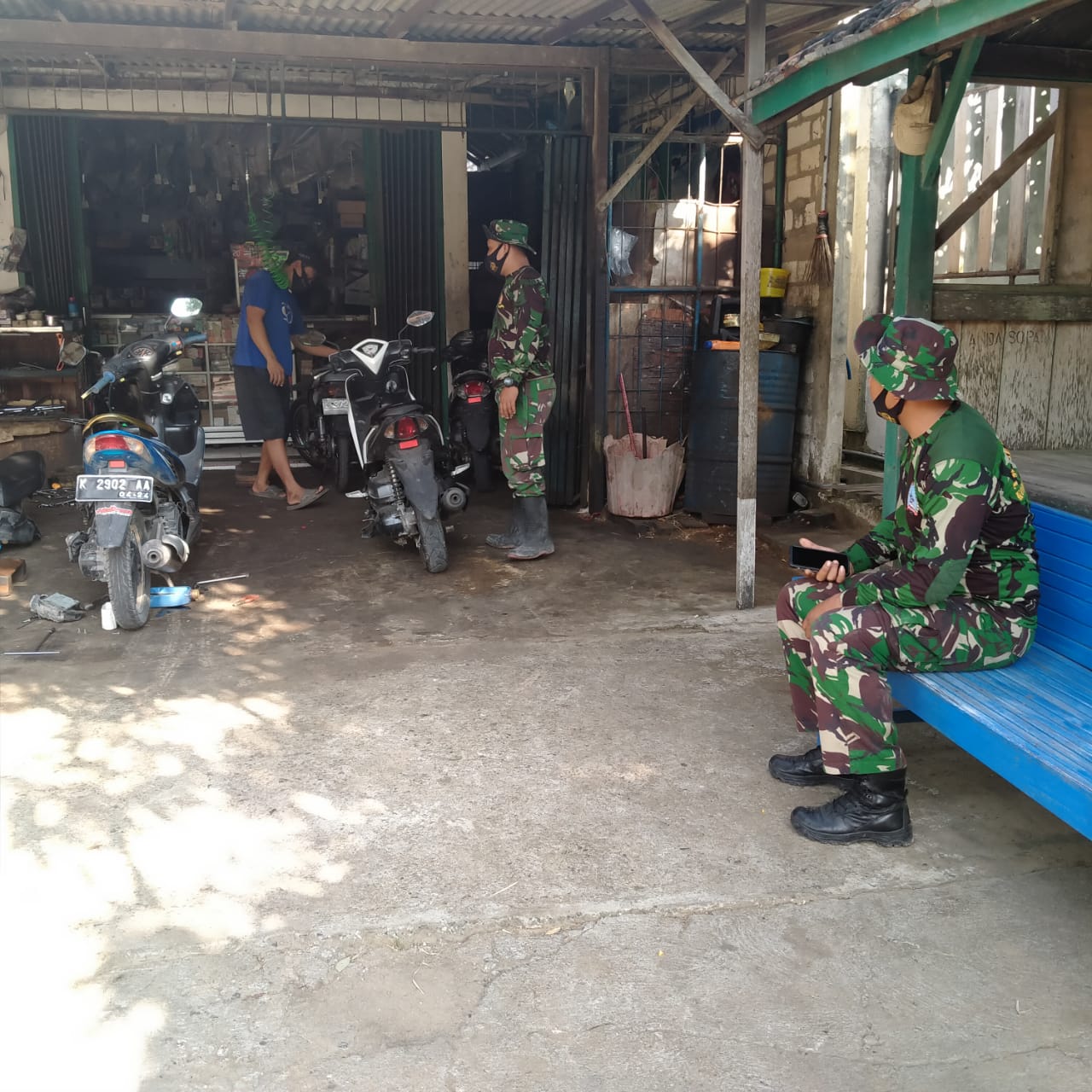 Anggota TNI Satgas TMMD Kodim 0718/Pati Melaksanakan Komsos Dibengkel Motor Terdekat