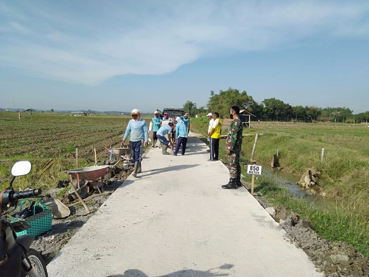 Pengecoran Jalan TMMD Selesai, Warga Sambut Gembira Pengecoran Jalan TMMD Selesai, Warga Sambut Gembira