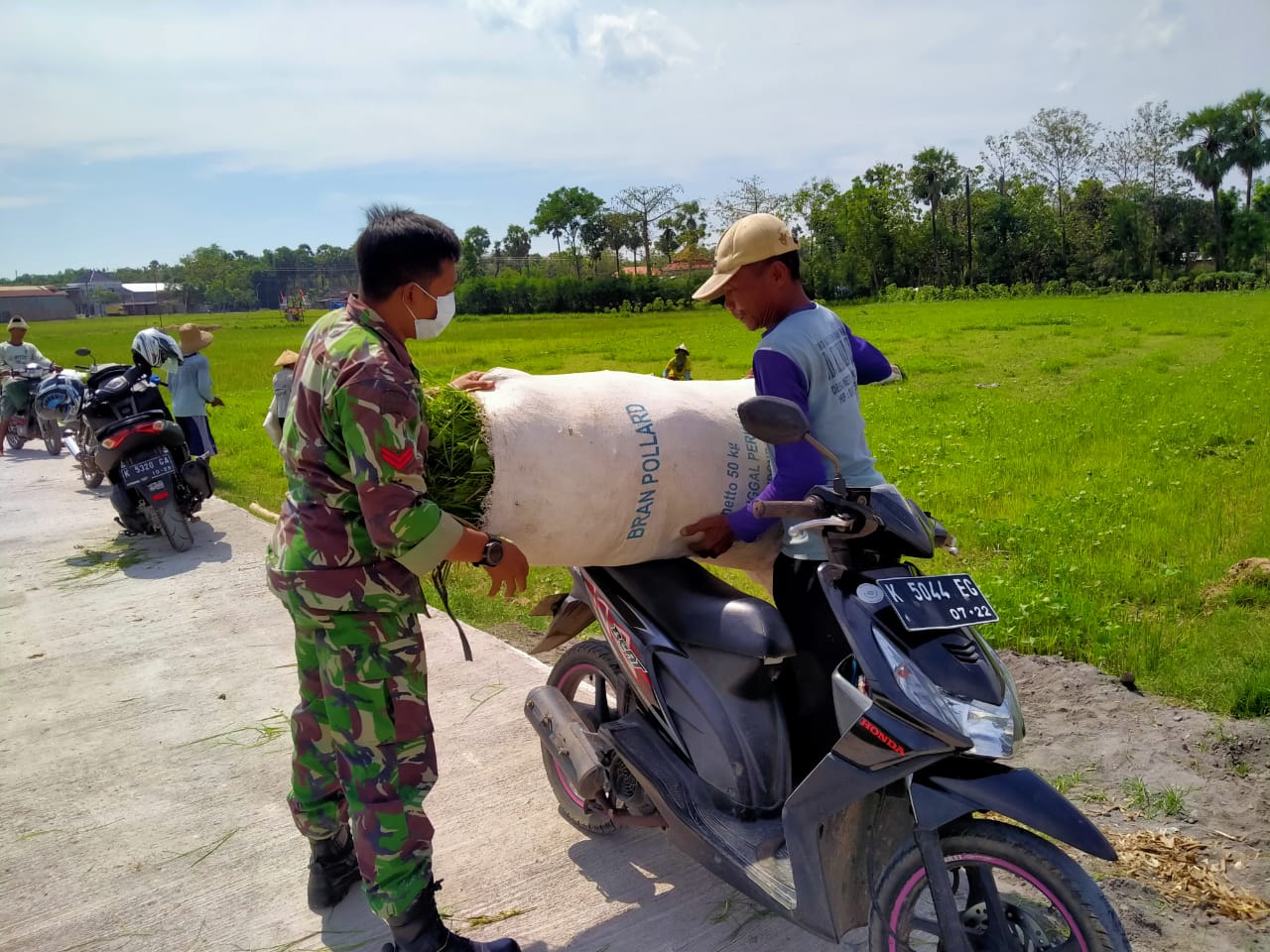 Pak Darno Menikmati Manfaat Dibangunnya Jalan Betonisasi