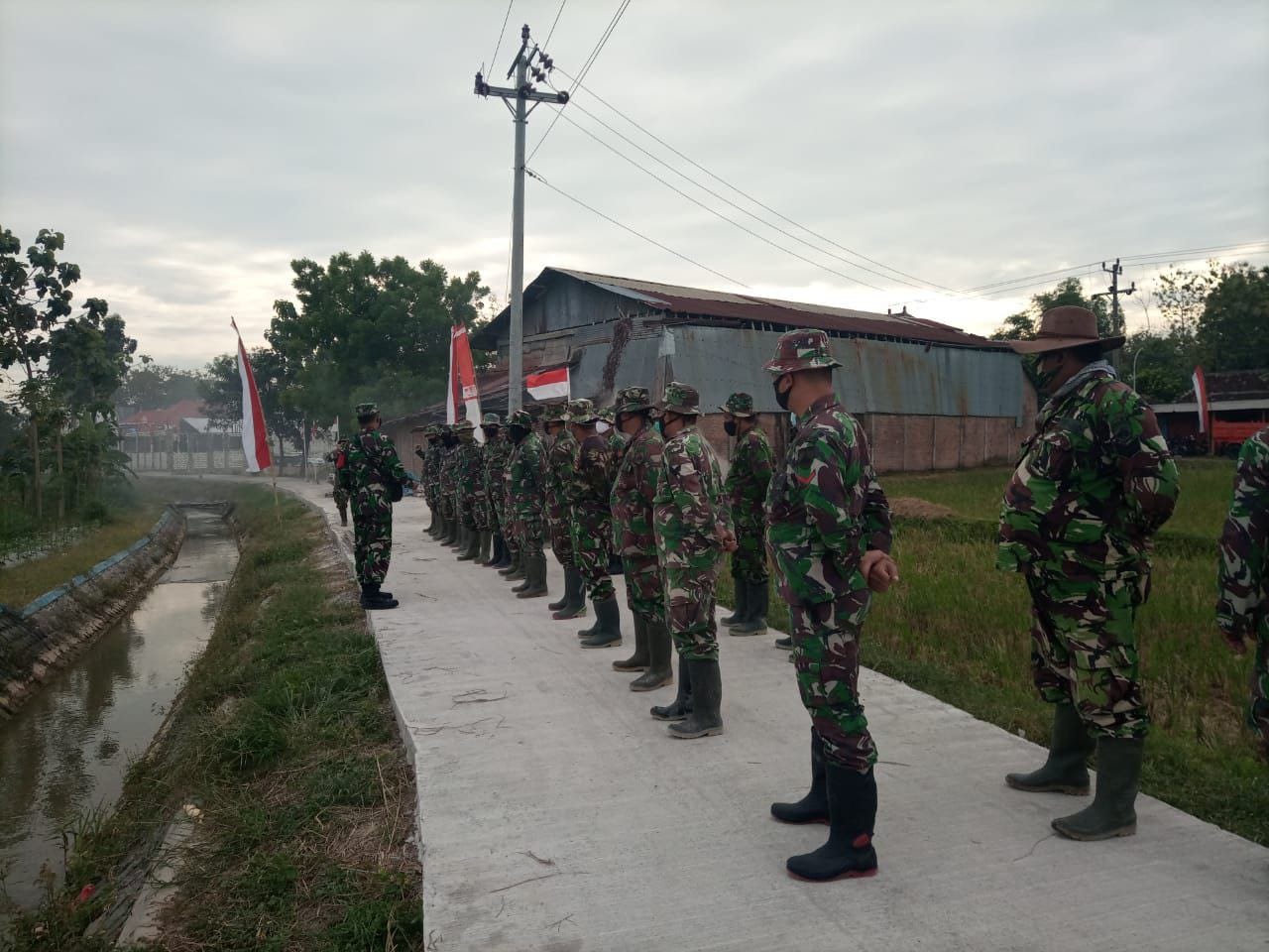 Semangat Apel Pagi Semangat Menuntaskan TMMD Tamansari