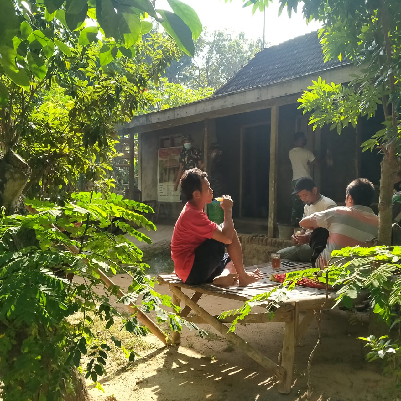 Warung Sutinem(43) Jadi Favorit Anggota Satgas TMMD di Desa Tamansari
