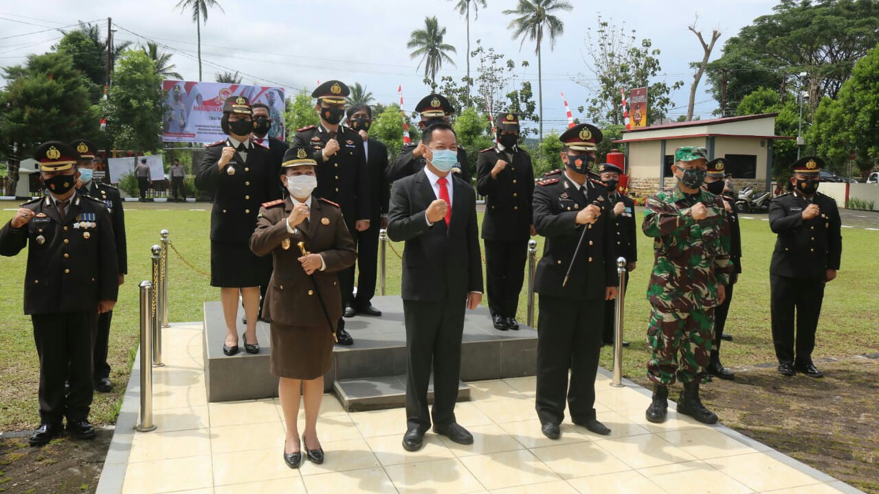 Walikota Caroll Ikuti Upacara HUT Bhayangkara ke-75 di Mapolres Tomohon